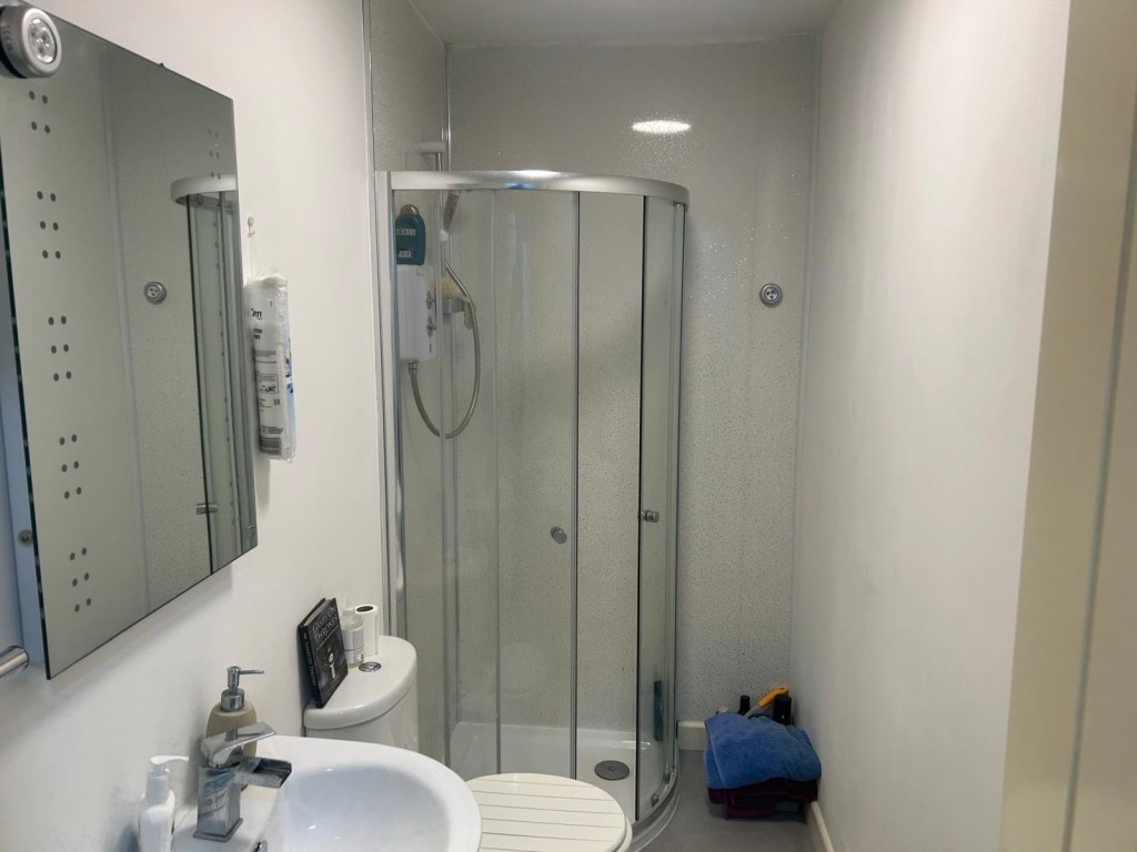 Lot: 6 - TOWN CENTRE LEASEHOLD FLAT - Bathroom
